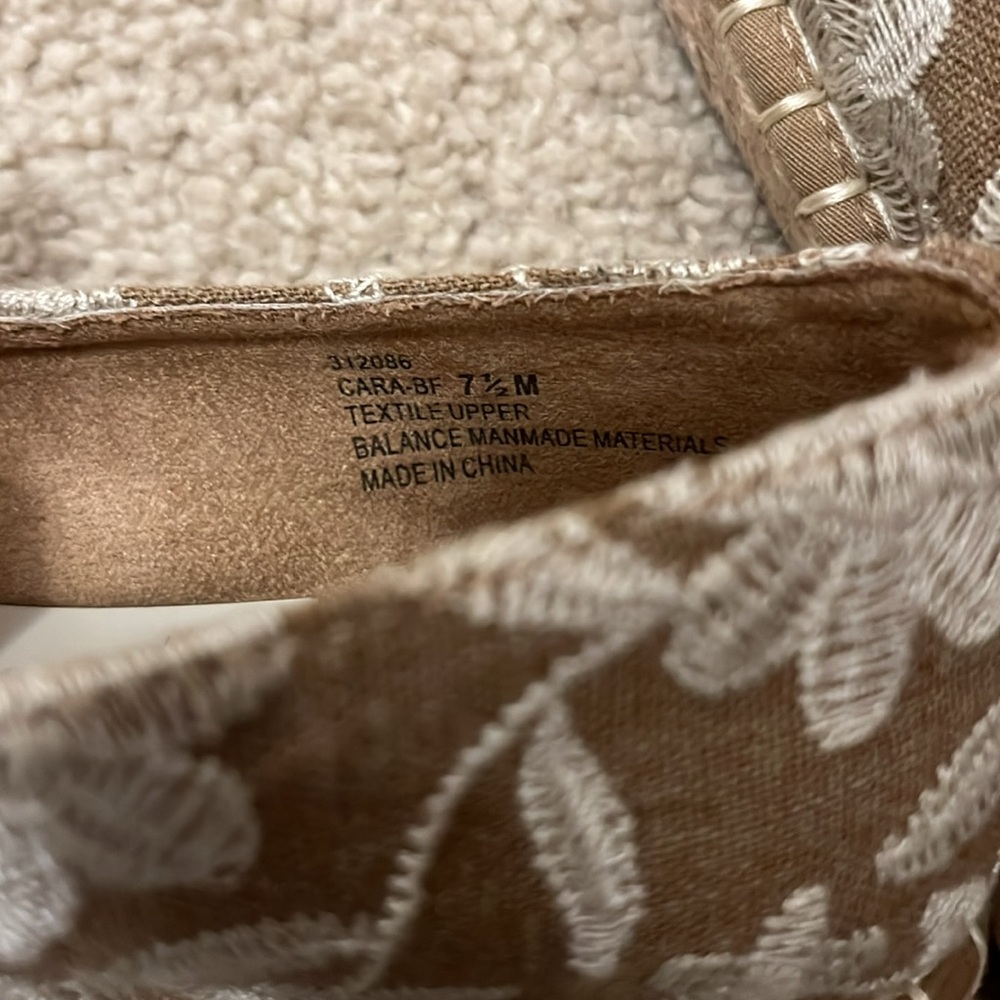 NWT Joie slip on floral shoes color-tan/white.🤎🤍 - Picture 7 of 7